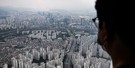 서울 송파구 잠실 롯데월드타워 '서울스카이' 전망대에서 바라본 송파와 강남 일대 아파트 단지. <연합뉴스>